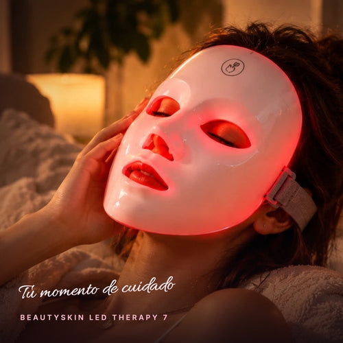 Mujer relajada con la máscara LED BeautySkin encendida en luz roja