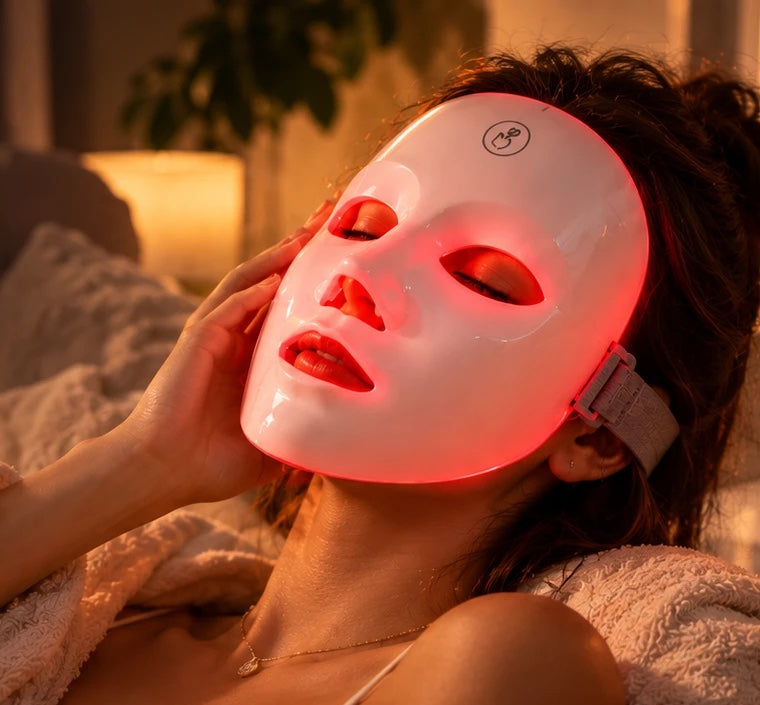 Mujer relajada con la máscara BeautySkin LED Therapy 7 encendida en rojo